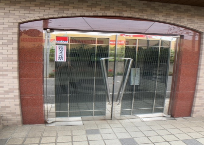 玄関は家の顔でもあり、家族以外の目にも止まる場所です。玄関は外との間を仕切る扉、靴などをしまっておく収納スペース、靴脱ぎのたたきスペース、来客とのやり取りをするドアホンなど複数のアイテムからなります。
