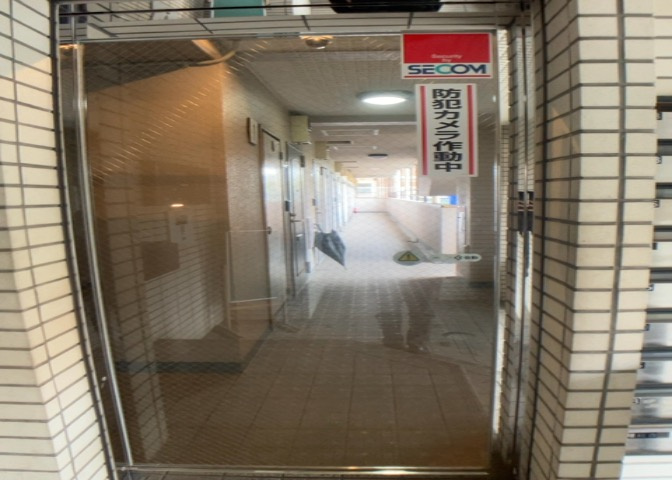 共有部分は、住民なら誰もが使える設備のこと。例えば駐車場やエレベーター、インターネット設備、セキュリティ設備などがあります。他にも、マンションの廊下・外部階段やエントランス・ゴミ置き場などがあります。