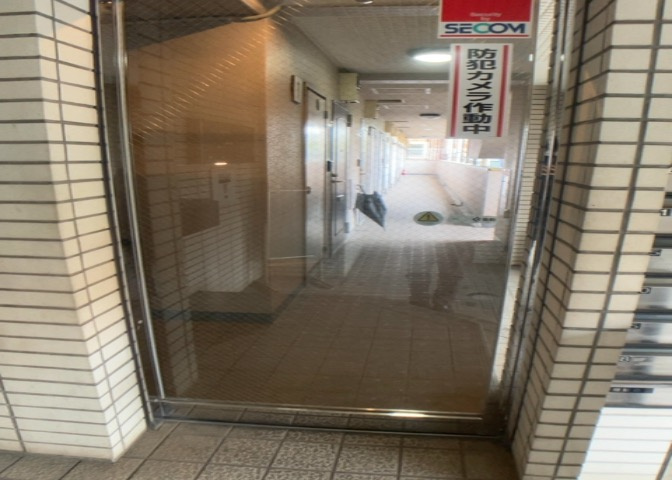 共用部分は、一棟の建物に住む区分所有者全員が共同で所有するとし、共用部分の管理、補修などは、区分所有者で形成される管理組合が行います。個人の判断で勝手に変更することはできませんので覚えておきましょう。