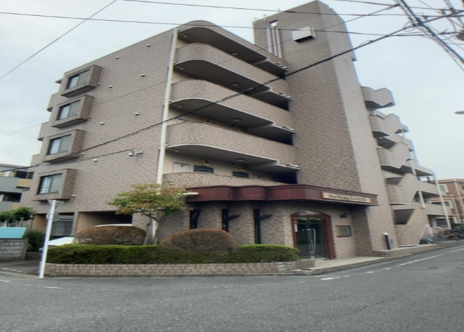 外観はマンション管理がされているかの目安になります。築年数が古いと、壁面は劣化してひび割れが生じることも！建物が古びていても細かいところが修繕されていると、きちんと管理されているなぁと感じるでしょう。