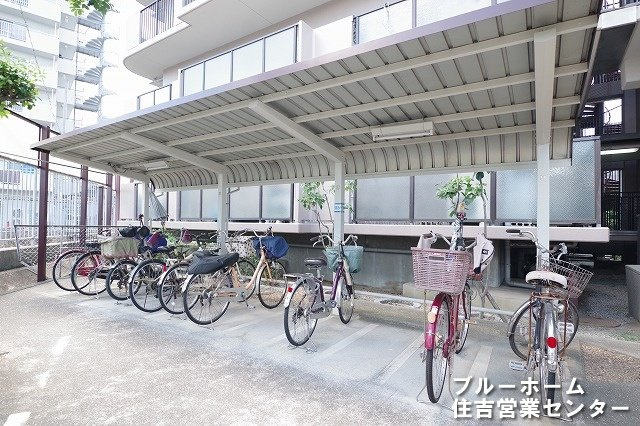 屋根付きの駐輪場がございます！