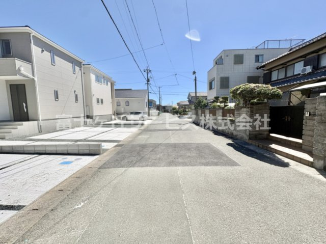 前面道路含む現地写真です