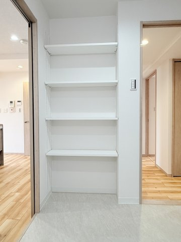 【リネン庫】　タオルや寝具類をまとめて収納できるリネン庫で、来客時にも重宝します。