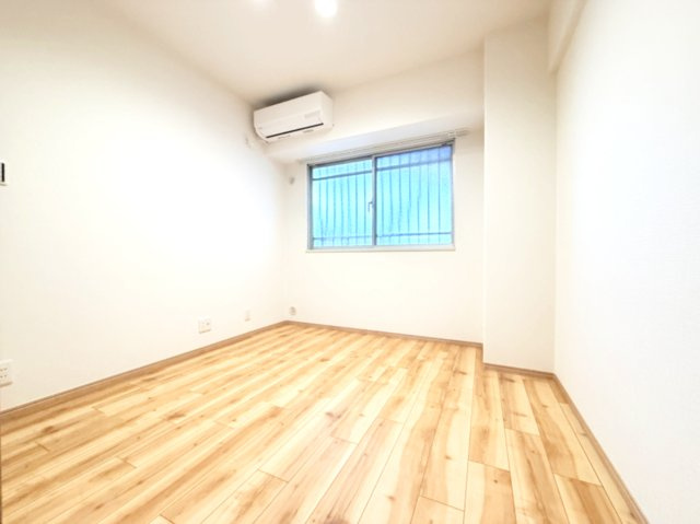 【洋室約5.2帖】　お子様の勉強部屋、書斎など使い方を想像しながらぜひご覧ください。