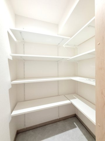 【シューズインクローゼット】　棚板は高さを変えられる可動式になっているので、効率的にお履き物をしまうことができます。
