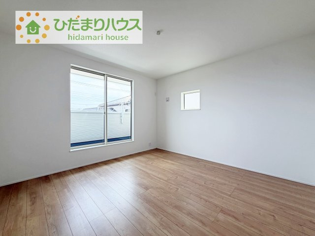 バルコニーに面していて、たっぷり光りの入る明るい主寝室です！