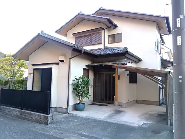 クリーム色の外観で、明るくやさしい雰囲気が感じられる住まいです。