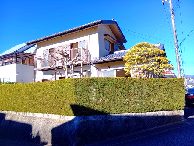 南側道路から見た外観です。