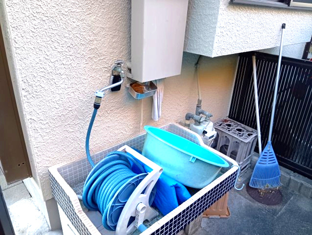 屋外水道付きで、庭のお手入れや家庭菜園、外回りの清掃にも重宝します。