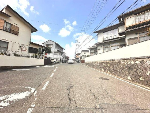 第一種低層住居専用地域の良好な住環境が保たれたエリア。
