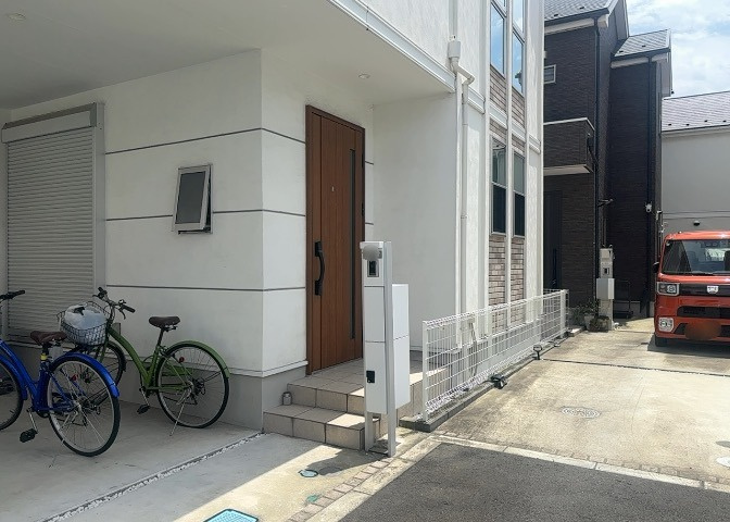 玄関は家の顔でもあり、家族以外の目にも止まる場所です。玄関は外との間を仕切る扉、靴などをしまっておく収納スペース、靴脱ぎのたたきスペース、来客とのやり取りをするドアホンなど複数のアイテムからなります。