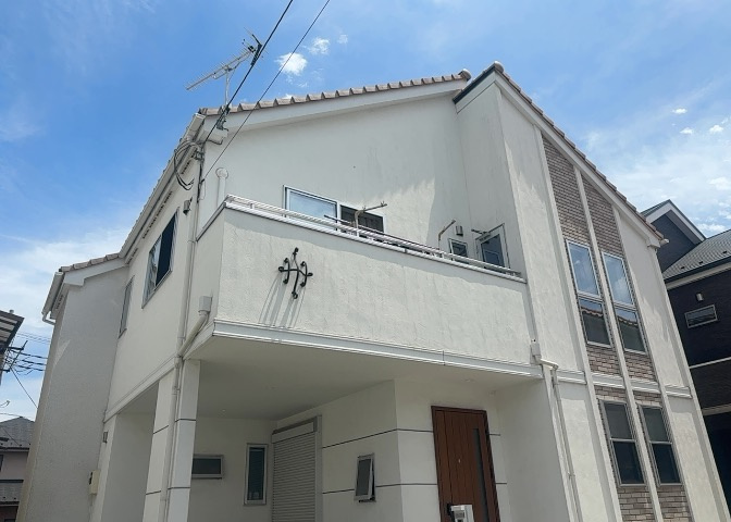 バルコニーは、室外の専用スペースのうち、「屋根がなく開放された空間」であるものを指します。ベランダより広いタイプのものが多く、日当たりもよいため家庭菜園などを楽しみたい人にとって適した環境となります。