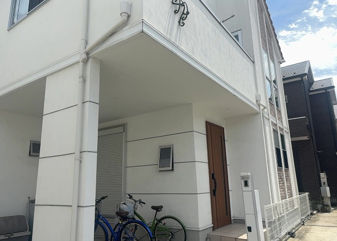木造住宅とは土台、壁、柱など建築物の強度を支える構造体の材に木が使用されている構造を指します。構造体は建物の自重を支えるだけではなく風圧や水圧、積裁荷重などあらゆる衝撃に耐えるための基礎です。
