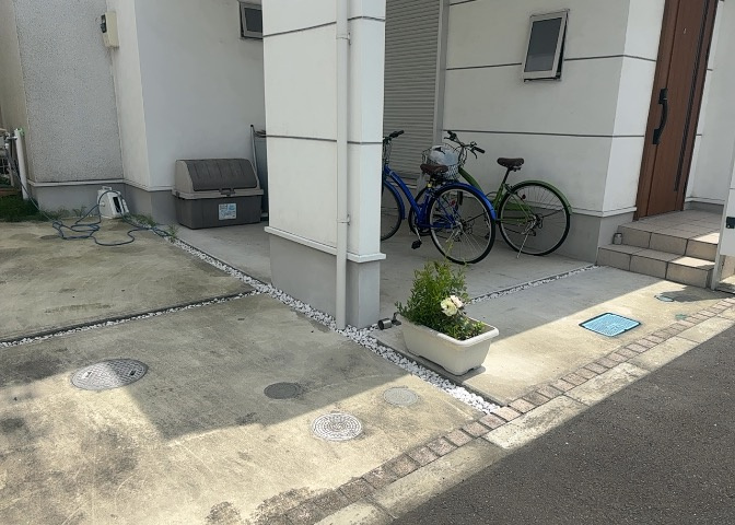 建物の基礎工事の方法は、主流となっているベタ基礎（防湿基礎）と布基礎の2種類に分類され、床下の通気性や耐久性などに違いがあります。建物の基礎部分の構造や付帯設備など詳細については現地でご確認ください。