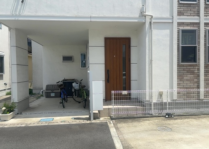 玄関ポーチにおいて最も重視すべきと言っても良いのが広さです。適切な広さの玄関ポーチでないと外見的なバランスは崩れてしまいますし、何より使いにくくなってしまいますので、現地で実際に下見をしてみましょう！