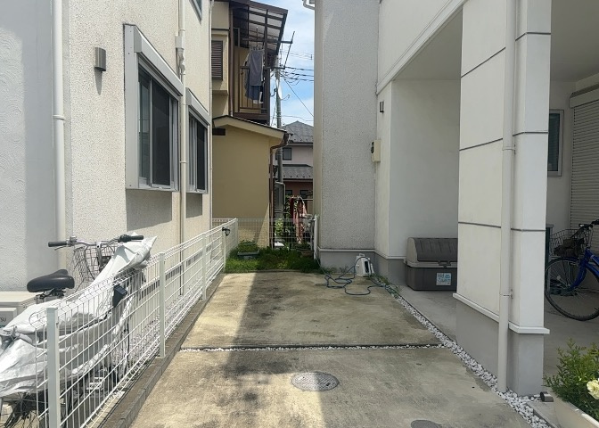 敷地内に散水栓や立水栓があると便利です。水道水を直接利用できるため、水を運ぶ手間を省くことが出来ます。大量の水を必要とする洗車作業や清掃などに役立ちます。その他設備とあわせて、現地でご確認ください。