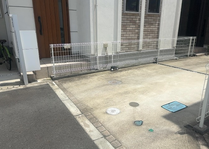 床下換気口は、床下に湿気がこもることを防ぎ、効果的に換気を行うために設置されています。床下換気口が設置されていない建物は、基礎パッキング工法などにより換気を行なっています。詳細は現地でご確認ください。