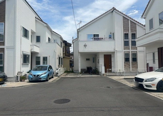 南側道路の場合は長い時間光を入れ込むことができるため、庭やリビングを道路側に持ってくることが多く土地価格も高い傾向にあります。一方北側道路だとリビングや庭が南側になりプライバシーを守ることができます。