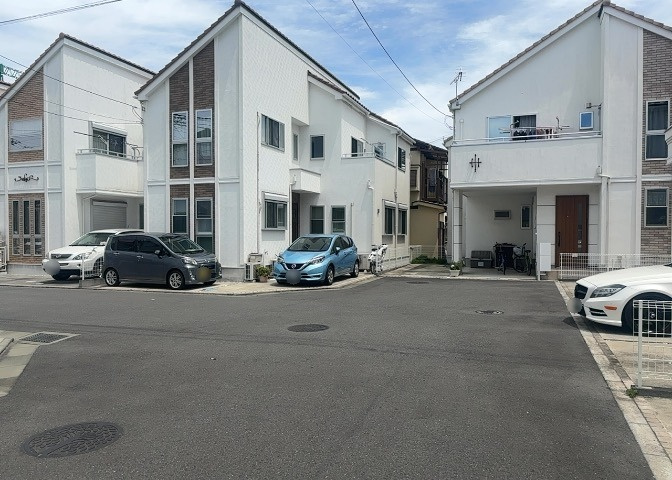 東側道路の場合は居室を南向きに設計しやすいため、朝日が入りやすいというメリットがあります。一方、西側道路も東側同様に居室を南向きに設計しやすいのですが、住宅地だと朝日が入りにくいという弱点があります。
