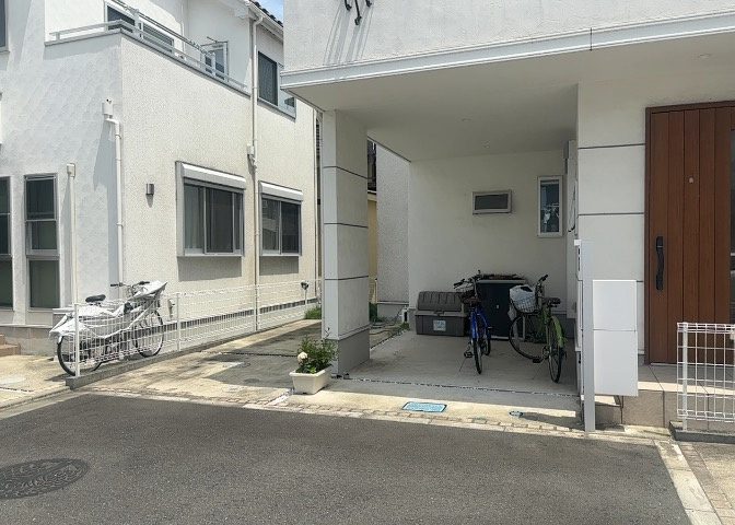 車一台あたりに必要なスペースは、標準サイズの普通自動車で横幅2m50cm、長さ5mは必要になります。ただし、乗降のことも考慮して横幅3m30cm、長さ5m50cmほどは確保できるところを選びましょう。