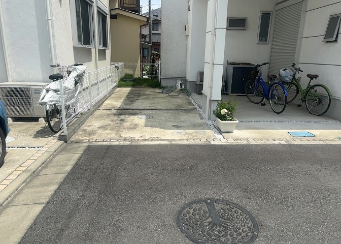 庭のある家に住むことのメリットとして、子どもたちの遊び場を確保できること、ガーデニングや家庭菜園を楽しめること、明るさを確保できることがあります。また、配置を工夫することでプライバシーが確保できます。