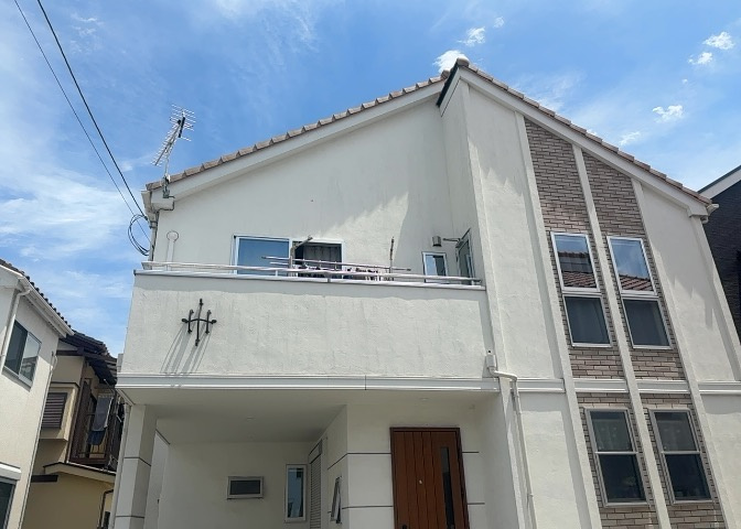 バルコニーは、建物内から室外へ楽に出入りできる便利なスペースです。また、バルコニーには手すりを付けることが義務付けられており、手すりの高さは110cm以上で施工することが建築基準法で定められています。