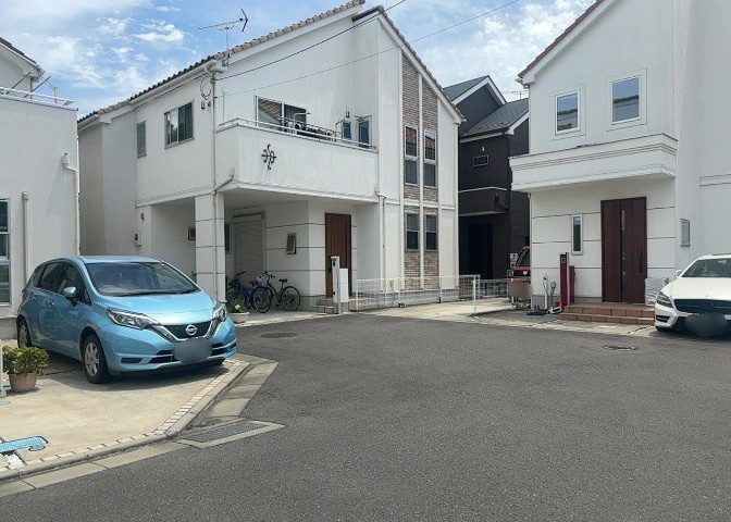住宅用の土地では前面道路に2m以上接していなければならないと法律で定められています。しかし、お持ちの車のサイズやライフスタイルなどにより、2mでは利便が悪い場合もございますので、事前に確認しましょう。
