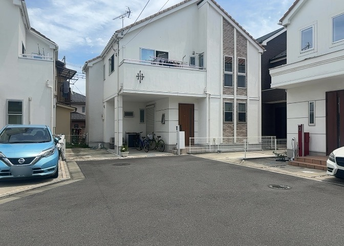 道幅が広い場所は日当たりや風通が良好です。幅が広いのですれ違いも可能ですし大きな車でも駐車可能！一方で、大型車が通ることも多くなるため交通量の増加により騒音に繋がります。また土地の値段が高くなります。