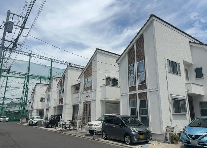 桜や紅葉の名所に出かける人は多いと思いますが、家にいながら季節の移ろいを感じる生活を送りませんか？リビングや窓から見える景色が生活を彩るワンポイントに！現地から見える景色を堪能してみては如何でしょう。