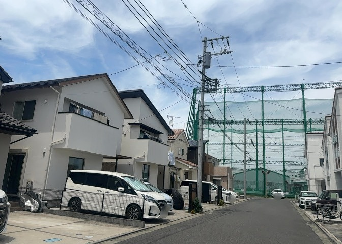 眺望を気にして物件を探す場合、前面に建物が建っていないか現地で確認しましょう！前面に建物があると景色はもちろん、日当たりや風通しにも影響が出てきます。住んだ時のことを想像しながら現地見学をしましょう。