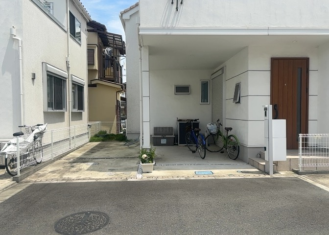 駐車場と明記されていても、最小スペースでつくられた駐車場だと大型車は駐車できなかったり、出入りしにくくなったりする可能性があります。お車のサイズと購入したい物件の駐車場のサイズを現地で確認しましょう。