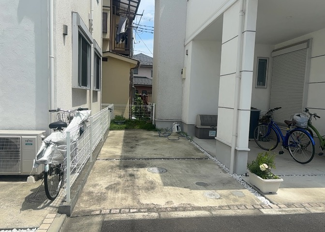 庭があることでガーデニングや家庭菜園はもちろん、こどもの遊び場やペットを放して遊ぶことができます。また、家の周囲に余裕があるということです。隣地との間があれば、十分な日当たりと、風通しが確保できます。