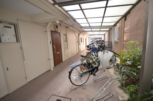 屋根のある西側　自転車置き場