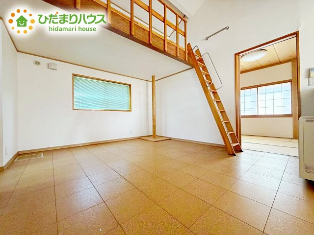 明るい光が差し込む開放感あふれる住まいです。