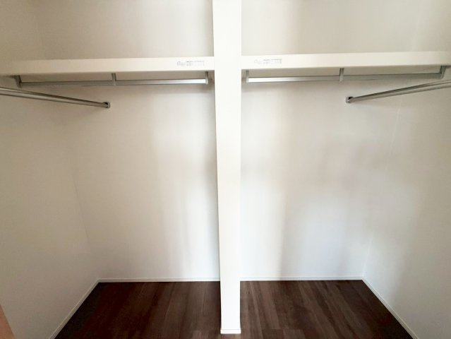 広々ウォークインクローゼットは趣味の品や季節物をたっぷり収納できます。
