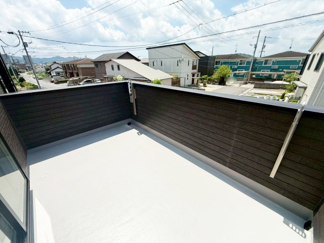 広々したバルコニーは洗濯干しに助かります