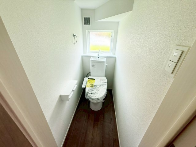 シンプルで使いやすい暖房・温水シャワー洗浄機能付きトイレは標準装備です！