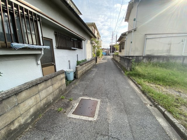 落ち着いた住宅地に位置する南向きの整形地。建物は解体更地渡しです。前面道路は幅約2.5mで車通りが少なく、静かな住環境。陽当たり良好。尾道市街地へのアクセスも良好で、暮らしやすい立地が魅力です。