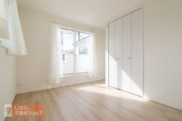 【洋室】2階6.5帖の洋室は2面採光で日当たり、風通しもよく心地よい自分だけの空間に。バルコニーへ直接行けます。