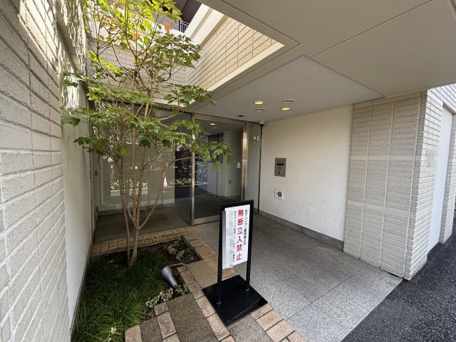 オートロック付きエントランス。