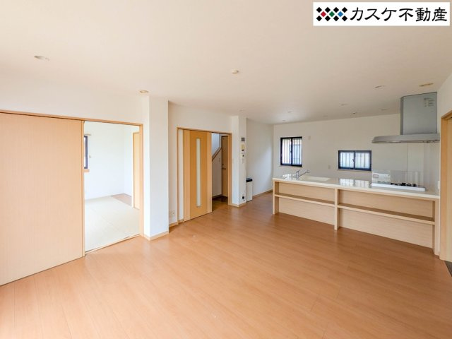 5LDKの部屋数で在宅ワークや趣味の部屋、または来客用など、家族構成の変化に合わせて柔軟に対応可能で壁紙の張替えや設備コーティングが完了したばかりなので、清潔感のある新生活をすぐにスタートできます。