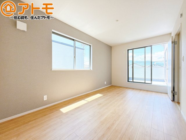 アクセントクロスが印象的なお部屋です。お気に入りの家具に囲まれてゆったり過ごしたいですね♪
