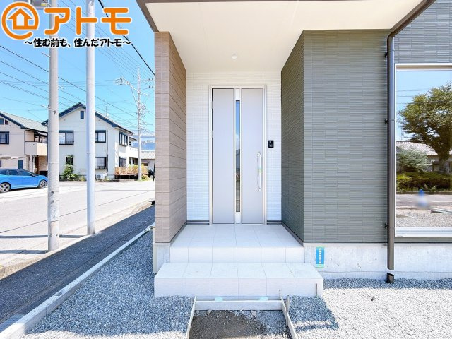 落ち着いた色合いの玄関はダブルロックで防犯性に優れた仕様になっています♪