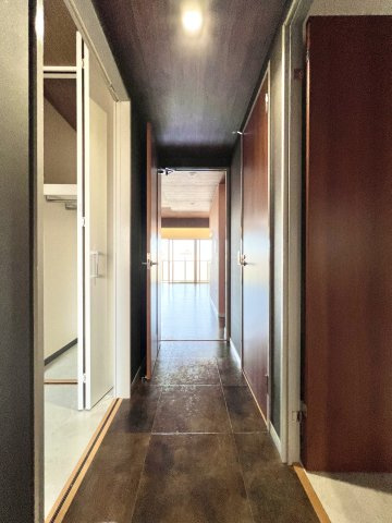 玄関からお部屋まで続く廊下になります。