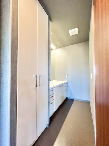 洗面台の隣には、収納がありタオルや洗剤などを収納しておくことができます☆