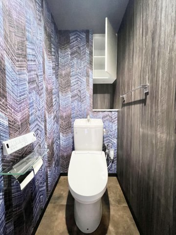 シックでお洒落な壁のトイレは、収納棚もあり便利です。