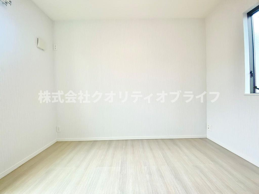 寝室スペースとしても充分な広さの洋室