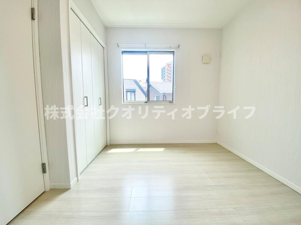 各部屋に収納スペースがございます