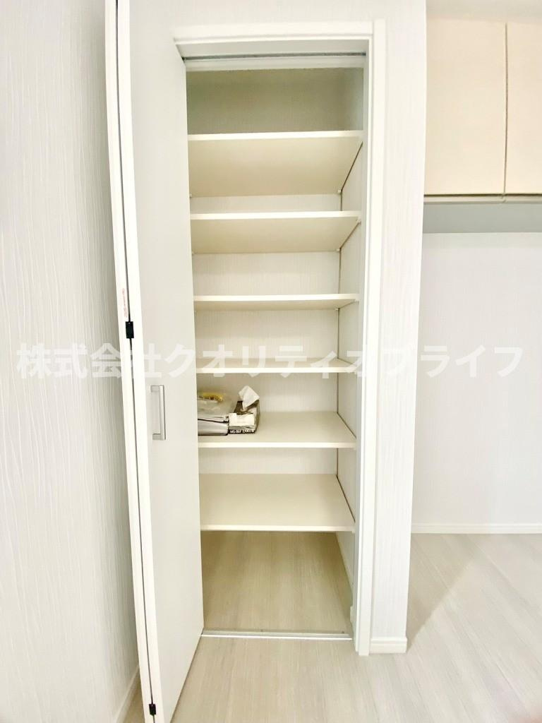 収納棚が多く備品類の保管するにも便利です