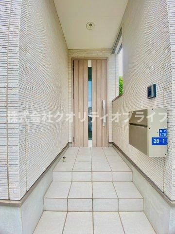前面道路から見た玄関